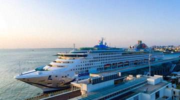 青岛海事护航“梦想”号邮轮变身“海上不夜城”举办全国首个邮轮啤酒节
