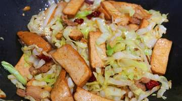 香干包菜大火快炒，脆嫩鲜香超下饭 厨房新手也能做出家常美味