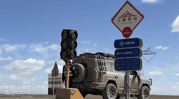 藏羚羊带娃过街 青藏公路全程静音守护迎迁徙