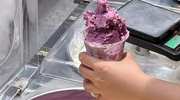 看店员零下40℃铁板炒出鲜果牛乳卷 茶饮门店多元活动拉满坪效引客流