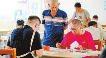 跟着古籍修复师学手艺 通海年轻学员参与补书实践攒功力