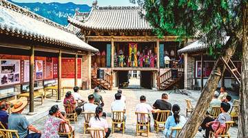 7月30日平顺县东庄村戏台好戏连台 游客村民围坐共赏“戏曲+文旅”乡村盛宴