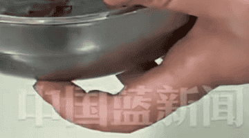吃深色蛋糕染黑嘴?网友聊出不同体验,烘焙师和专家拆网红蛋糕真相