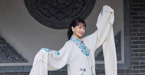 72岁赵雅芝体验戏曲状态佳 广袖翩跹自带古韵