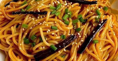 葱香浓郁超入味!教你做比面馆还香的葱油拌面