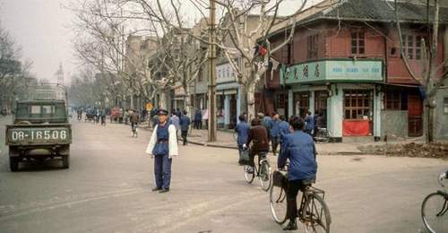 老照片:1978年的上海,烟火气浓重物资相对匮乏,精神面貌昂扬的过渡期
