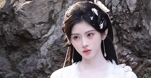 鞠婧祎新剧外景路透曝光 素白古装灵动飘逸仙气十足