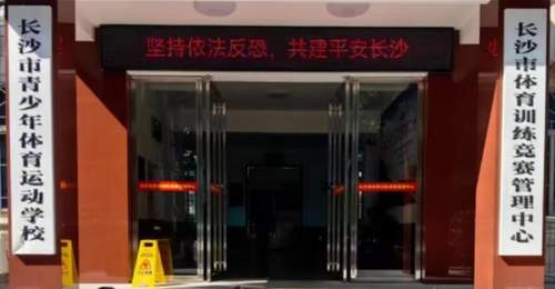 占车位女副处长被停职!官方披露其男友身份,原来他才是关键人物