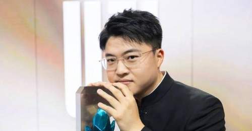 台风巴威被网友调侃,中心云图酷似uzi捧杯,各种恶搞图纷纷出现