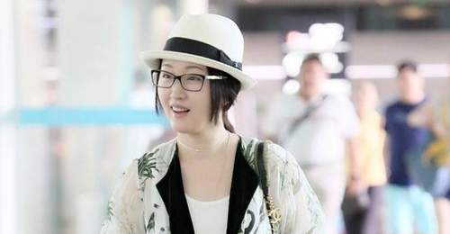 杨钰莹机场示范“外长里短”穿搭：印花衫配短裤，显瘦又减龄