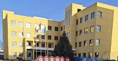 甘肃945万教学楼空置6年 对面老屋苦撑