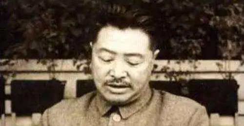 长征过草地时贺龙尝炒辣子察觉不对劲 随即下令叫来炊事员与战士同甘共苦