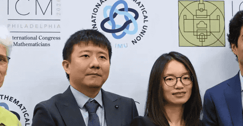 2026菲尔兹奖颁奖现场 邓煜王虹分享获奖心声 中国籍数学家首次摘得这一荣誉相关历程同步呈现