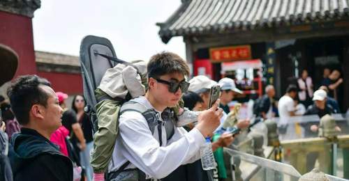 登泰山遇上“带爬服务” 公主抱牵手竟成明码标价的项目 游客参与式登山体验该如何划清边界