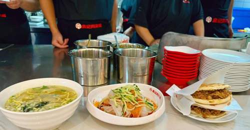 在西安早市体验多元早餐组合：肉夹馍配凉皮、热汤，或是直接啃？