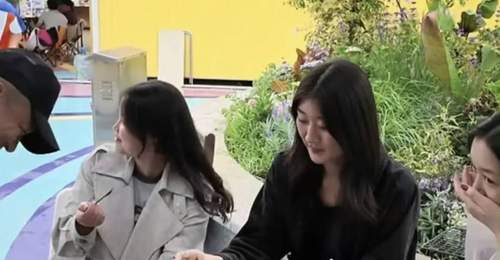 李亚鹏现身云南和亲人聚餐 全家互动暖融融尽显松弛惬意