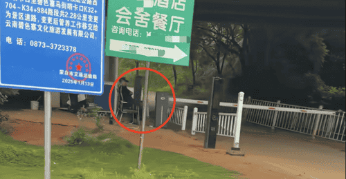 云南蒙自碧色寨因《芳华》取景游客火爆 景区实行交通管制接驳车收费引游客体验讨论