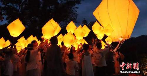在篁岭古村参与“崖上古村·奇妙一夏”非遗夜 沉浸式体验灯彩点亮的夏夜狂欢