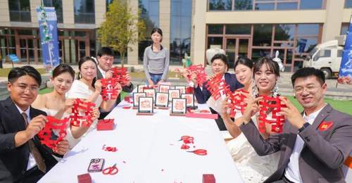 山东荣成举办集体婚礼 新人共剪“喜”字定格浪漫