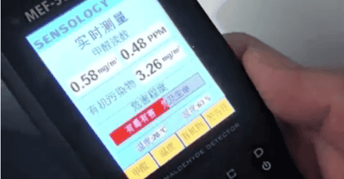 男子买问界M5两年一直闻到车内异味,门店两次检测甲醛超标,厂家赛力斯取样显示合格;重庆市监局回应:当年根本未抽检同批次车辆