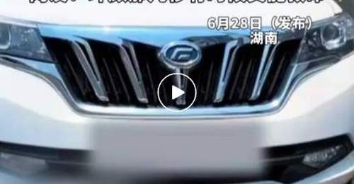 女子开车意外发现车底有人熟睡，该人员仅露出双脚，隐蔽性极强，当事人后怕