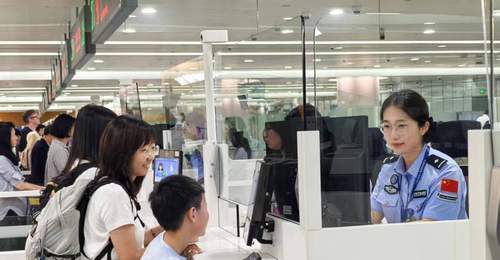 暑运首日浦东机场出境中国旅客3.3万人次,创近两个月以来峰值