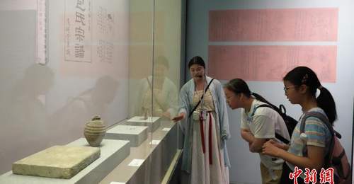“开封有个包青天——包拯和他的时代”特展引游客参观