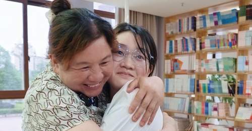 扛了6年钢管,女儿考出全省历史类前五名!对话“工地母亲”邹品芝:“我这个妈妈还行吧”