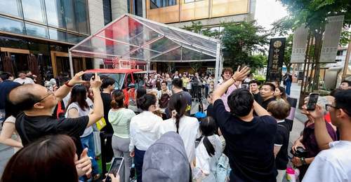 “鸡排哥”来外滩了!现场排起几十米长队!鸡排还是6元一份,更有限定款造型