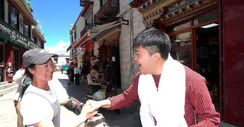 自媒体创作者“李要得”游览西藏八廓古城
