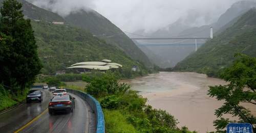 滇藏公路通车50周年:山河之间,长路向前