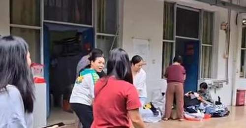 校长家也被淹了,但他先安顿了150个乡亲