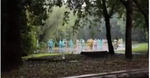 上海一景区矗立48个人形玻璃雕像,游客称有点吓人,景区回应