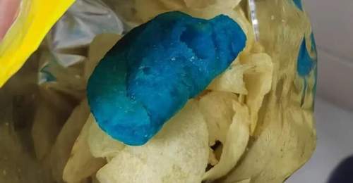 乐事薯片中被曝出现蓝色异物,品牌方回应:希望取回产品作内部核查