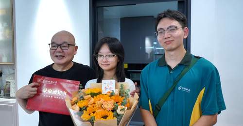 拿到武汉首封大学录取通知书,“淡定学霸姐”现场支招:上课别睡觉,多听听课,多做做作业