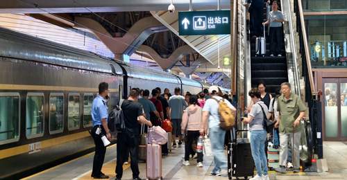 北京站出发,200余名游客乘东北旅游专列打卡神州北极漠河