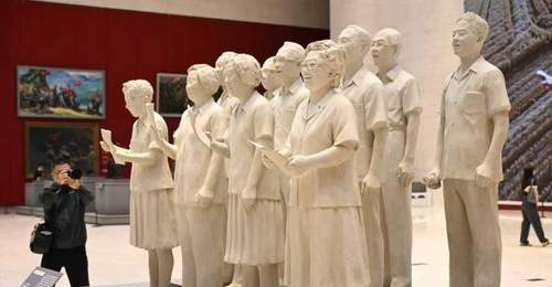人民·丰碑——中国国家博物馆馆藏经典美术作品展亮相中央一号大厅
