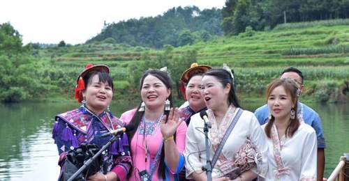 贵州荔波:千名布依族同胞踏歌龙江欢庆“六月六”