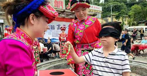 邛崃南宝山镇直台羌寨蓝莓嘉年华启幕,游客体验蓝莓采摘与非遗文化