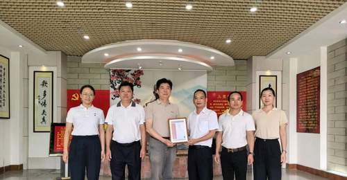 非遗微雕《七律·李坚真》方寸间寄情义 赠予丰顺坚真纪念馆
