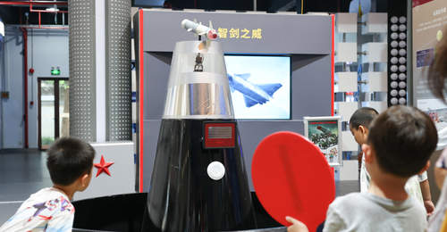 二孩家庭暑假“时空折叠术”：大宝专心二宝玩耍和谐相处