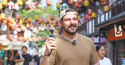 外国游客沉浸式体验多元活动 入境中国乐享旅途乐趣