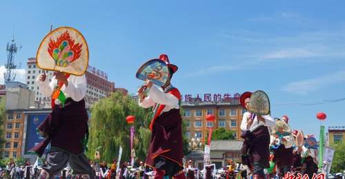 7月25日同仁热贡六月会展演启幕 24村队伍联动邀观众共赴黄河非遗文旅盛会