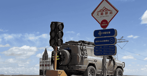 藏羚羊带娃过街 青藏公路全程静音守护迎迁徙