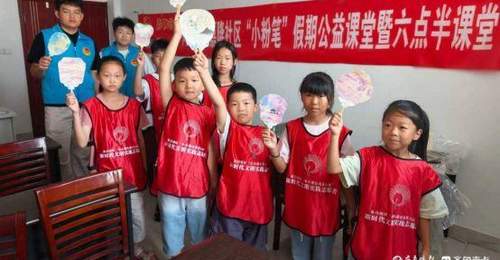 嘉隆社区小粉笔公益课堂邀你解锁非遗漆扇 青鸟志愿者带孩子玩转暑期实践