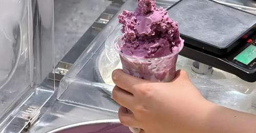 看店员零下40℃铁板炒出鲜果牛乳卷 茶饮门店多元活动拉满坪效引客流