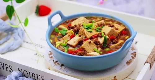 每日学做经典家常菜 肉末豆腐鲜香下饭引众街坊参与试做