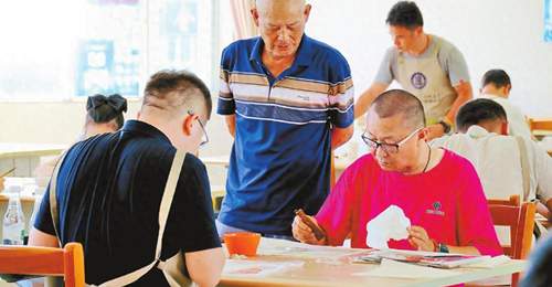 跟着古籍修复师学手艺 通海年轻学员参与补书实践攒功力