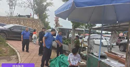 盘州城管协同乌蒙大草原暑期游客 用柔性整治守畅美景区