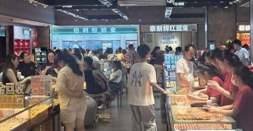 深圳水贝黄金热销现场 年轻人逛店挑轻克重饰品 消费者紧盯金价上涨